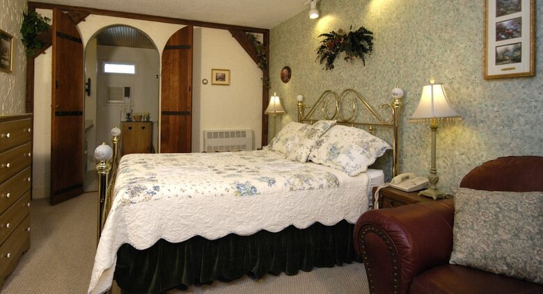 Bed & Breakfast Wrens Nest Village Inn