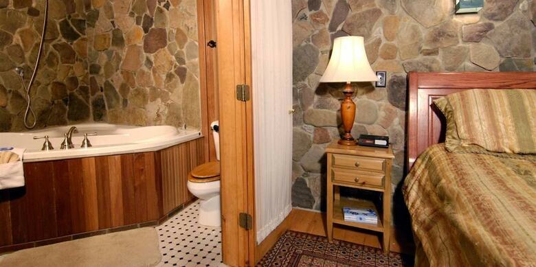 Bed & Breakfast Wrens Nest Village Inn
