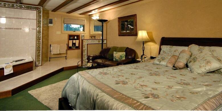 Bed & Breakfast Wrens Nest Village Inn