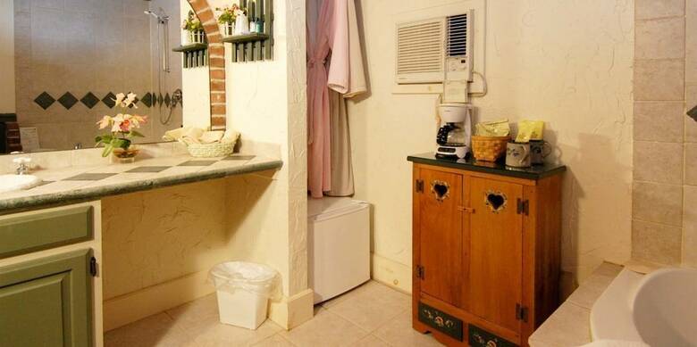 Bed & Breakfast Wrens Nest Village Inn