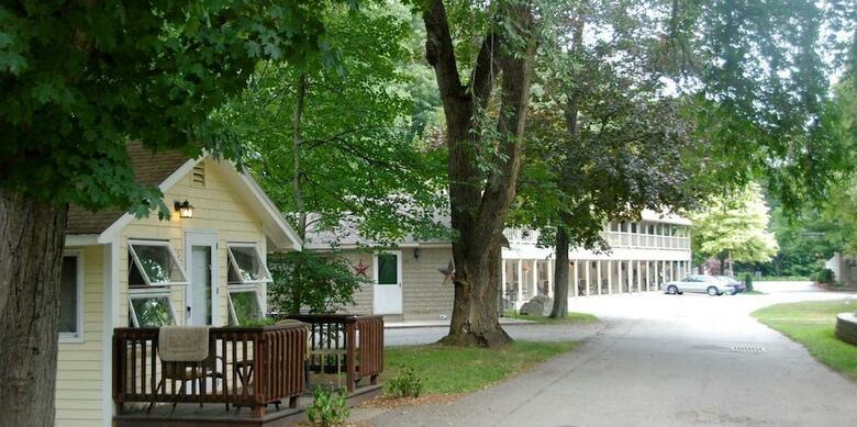 Bed & Breakfast Wrens Nest Village Inn