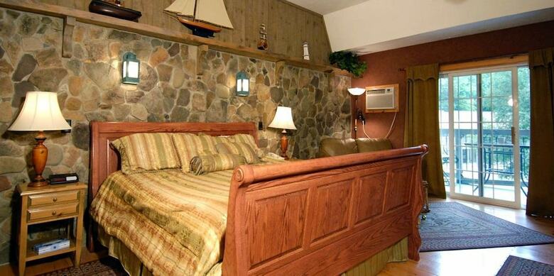 Bed & Breakfast Wrens Nest Village Inn