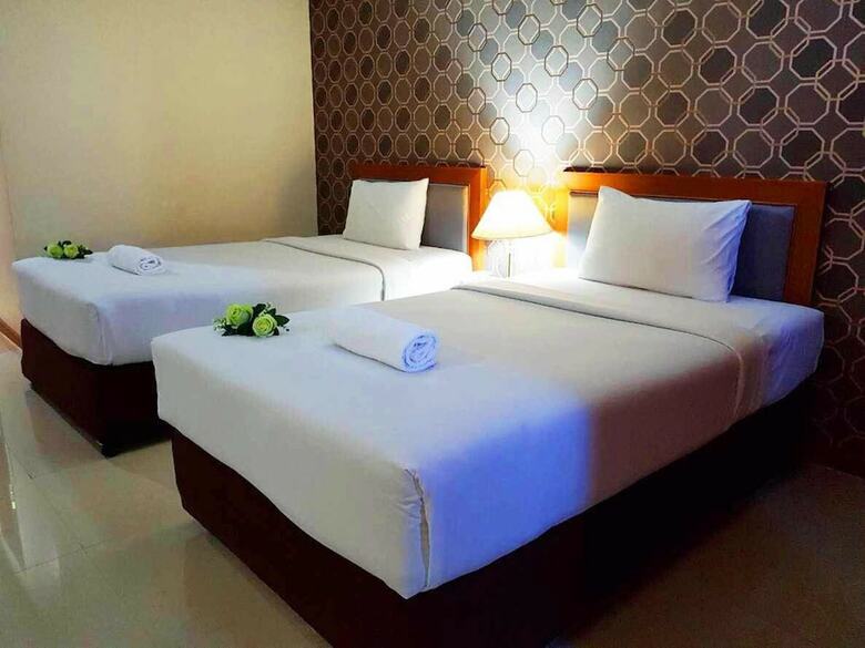 J.p. Emerald Hotel
