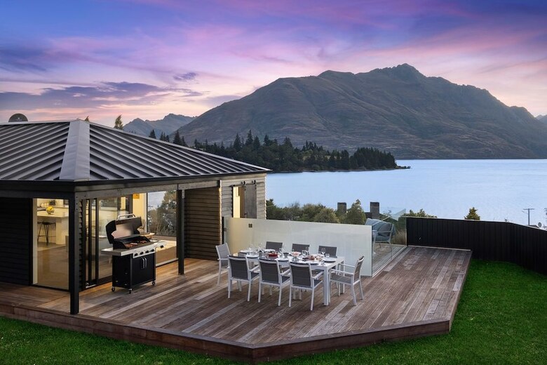 Lakeside Luxury On Suburb Street