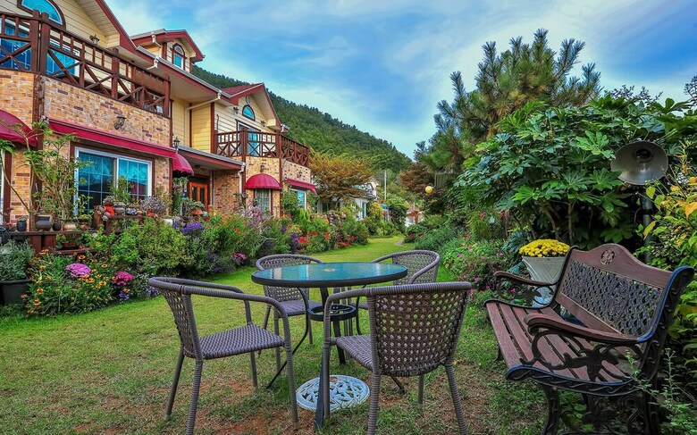 Kkotnim's Pension & Cafe