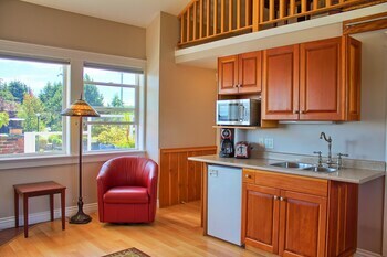 Birds Of A Feather Victoria Oceanfront Bed & Breakfast