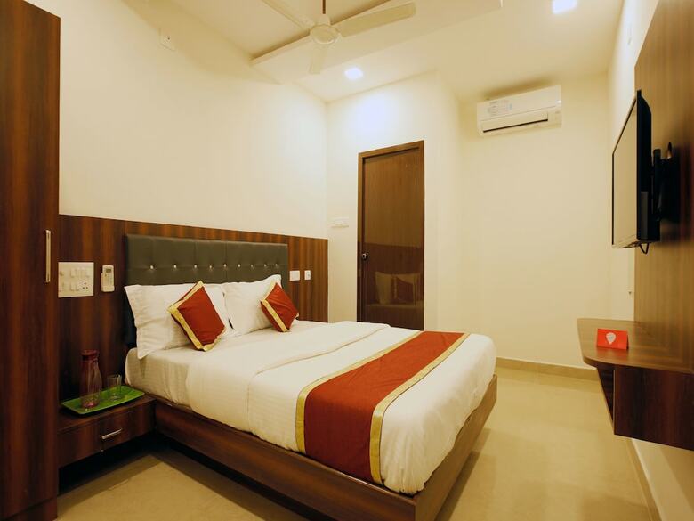 Hotel Oyo 12974 Ak International