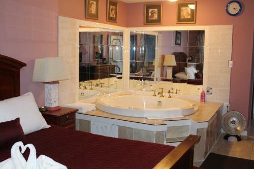 Motel Ritz Inn Niagara & Wedding Chapel
