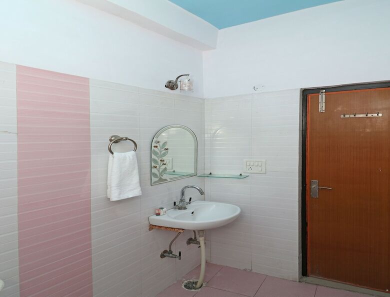 Hotel Oyo 12742 Vasundhra Heights