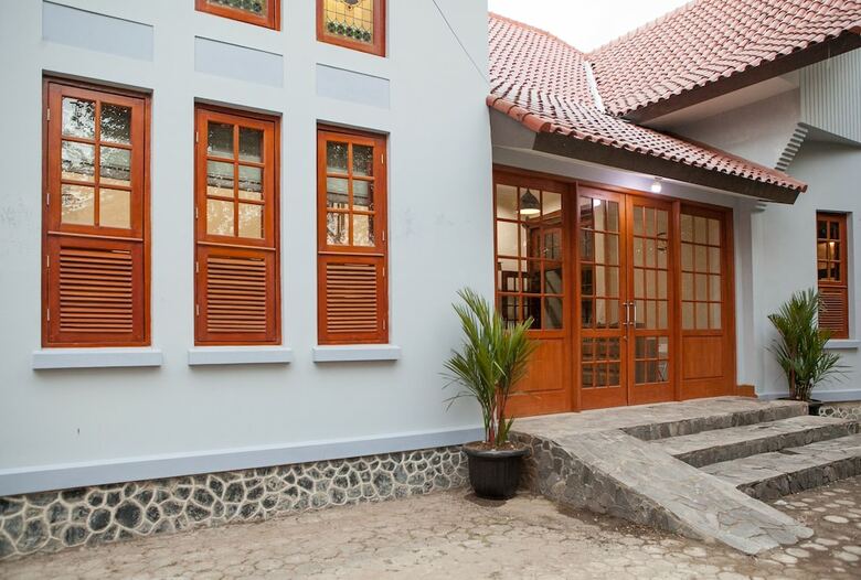 Hotel Reddoorz Plus Near Pasundan University