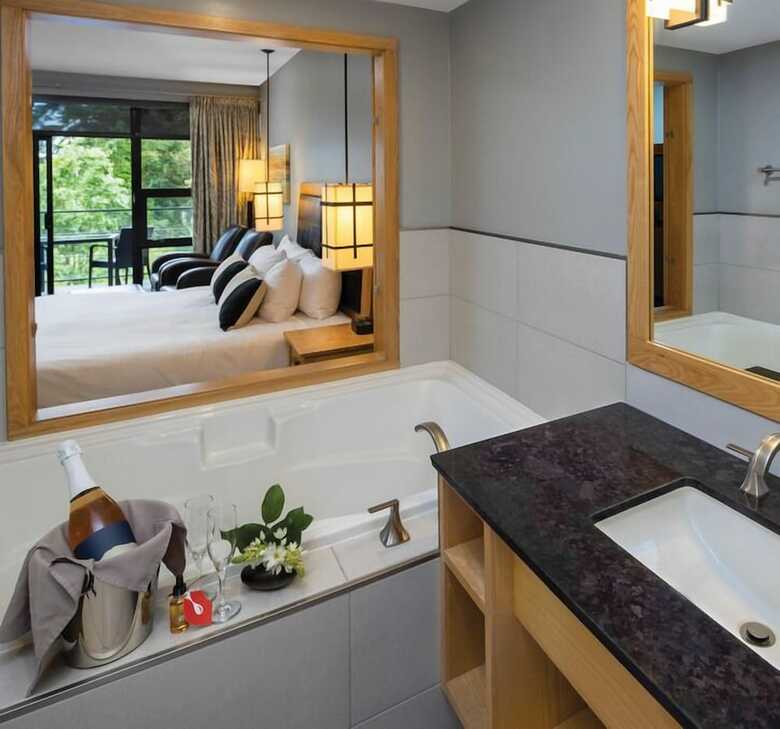 Hotel Brentwood Bay Resort & Spa