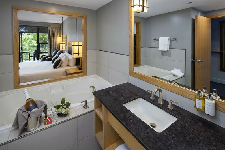 Hotel Brentwood Bay Resort & Spa