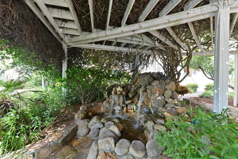 Royal Mansions Resort