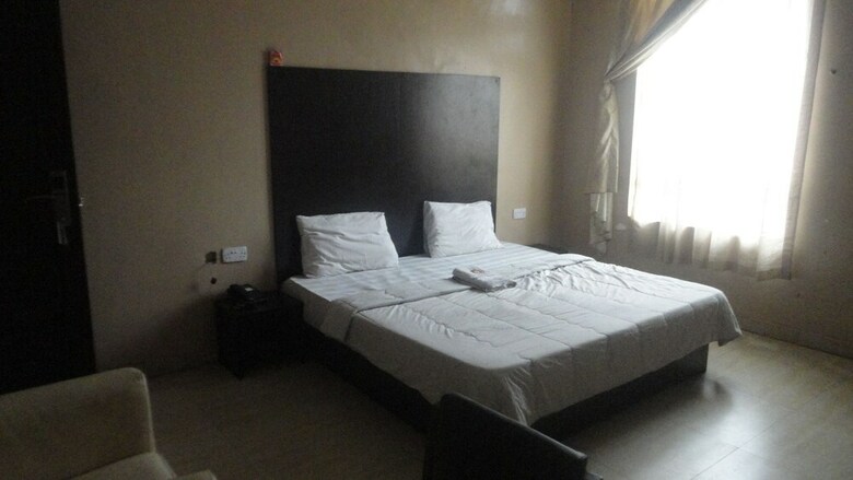Stage 5 Hotel And Suites