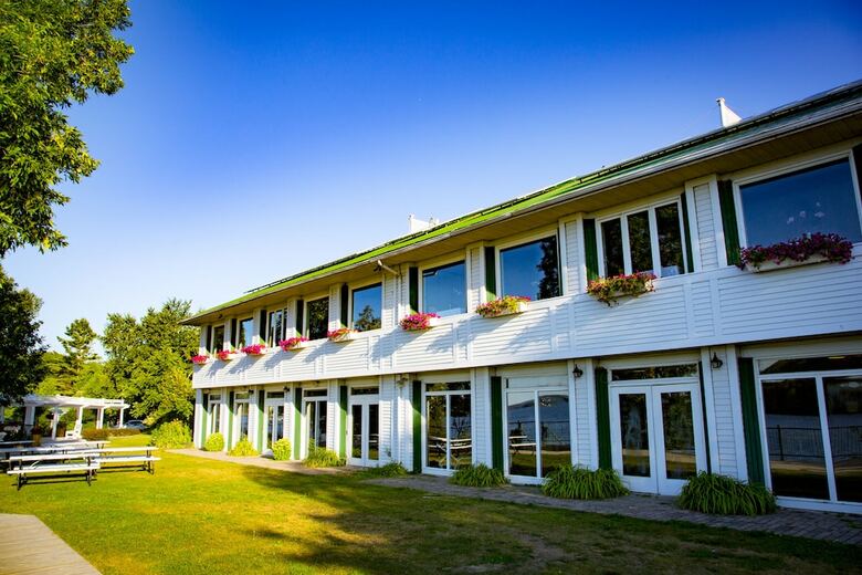 Elmhirst's Resort - On A Lake