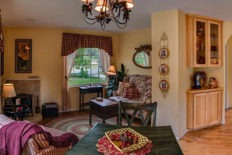 Romantic Rogue River Cottage ~ Near Del Rio Winery