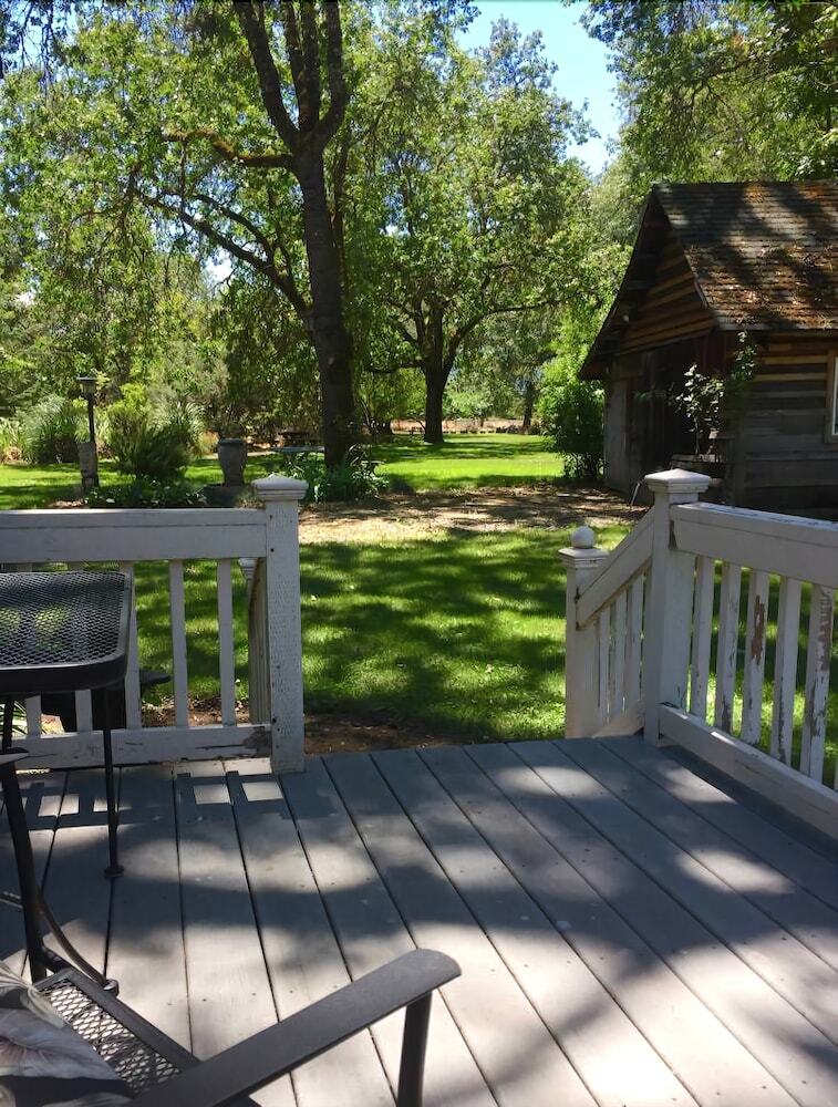 Romantic Rogue River Cottage ~ Near Del Rio Winery