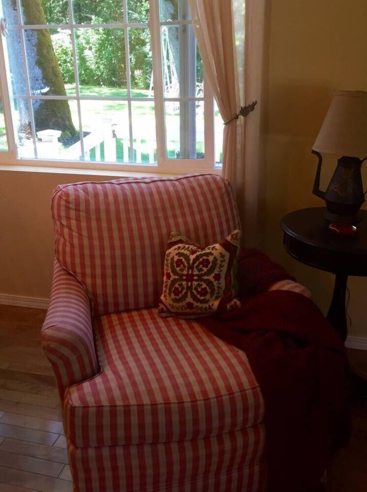 Romantic Rogue River Cottage ~ Near Del Rio Winery