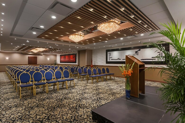 Poco Inn And Suites Hotel And Conference Center