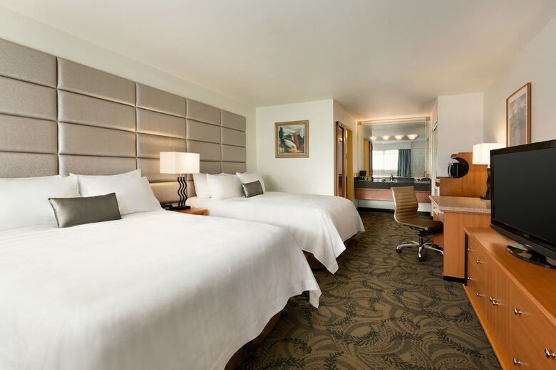 Poco Inn And Suites Hotel And Conference Center