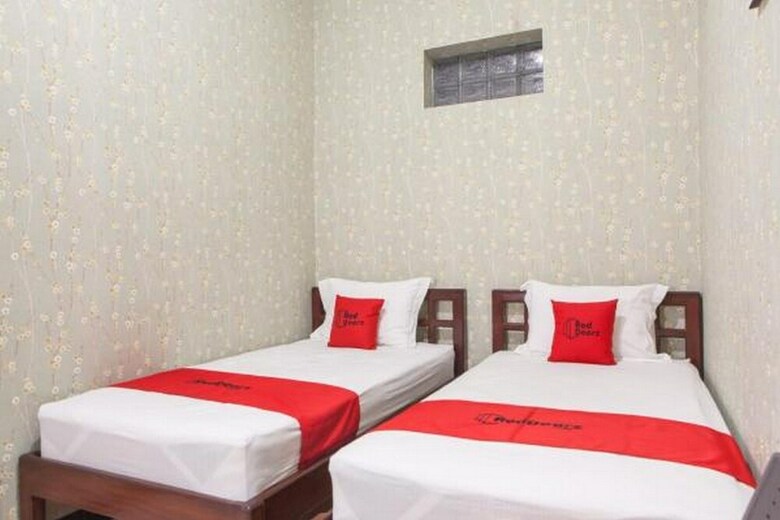 Hotel Reddoorz Syariah Near Basuki Rahmat