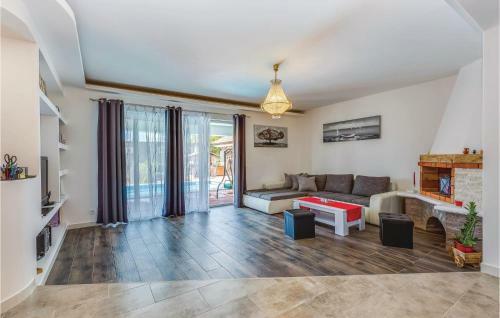 Three-bedroom Holiday Home In Krasica