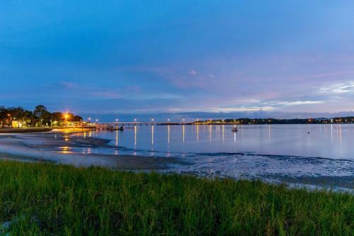 Spectacular Unit Overlooking Pumicestone Passage - Welsby Pde, Bongaree