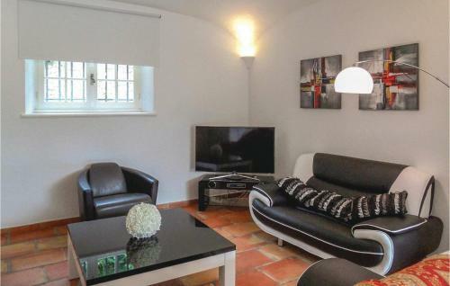 Six-bedroom Holiday Home In Le Tignet