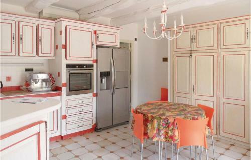 Six-bedroom Holiday Home In Le Tignet