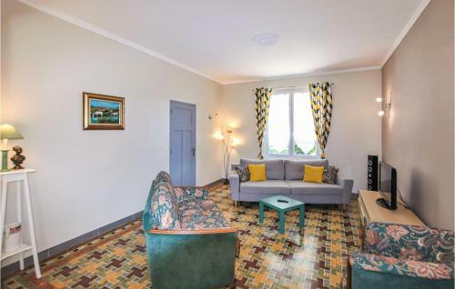 Three-bedroom Holiday Home In Verquieres