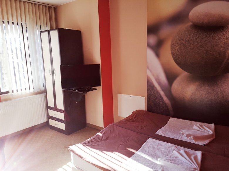 Riskyoff Hotel