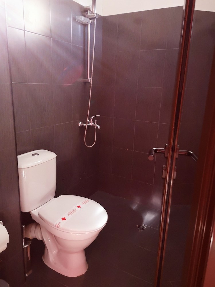 Riskyoff Hotel