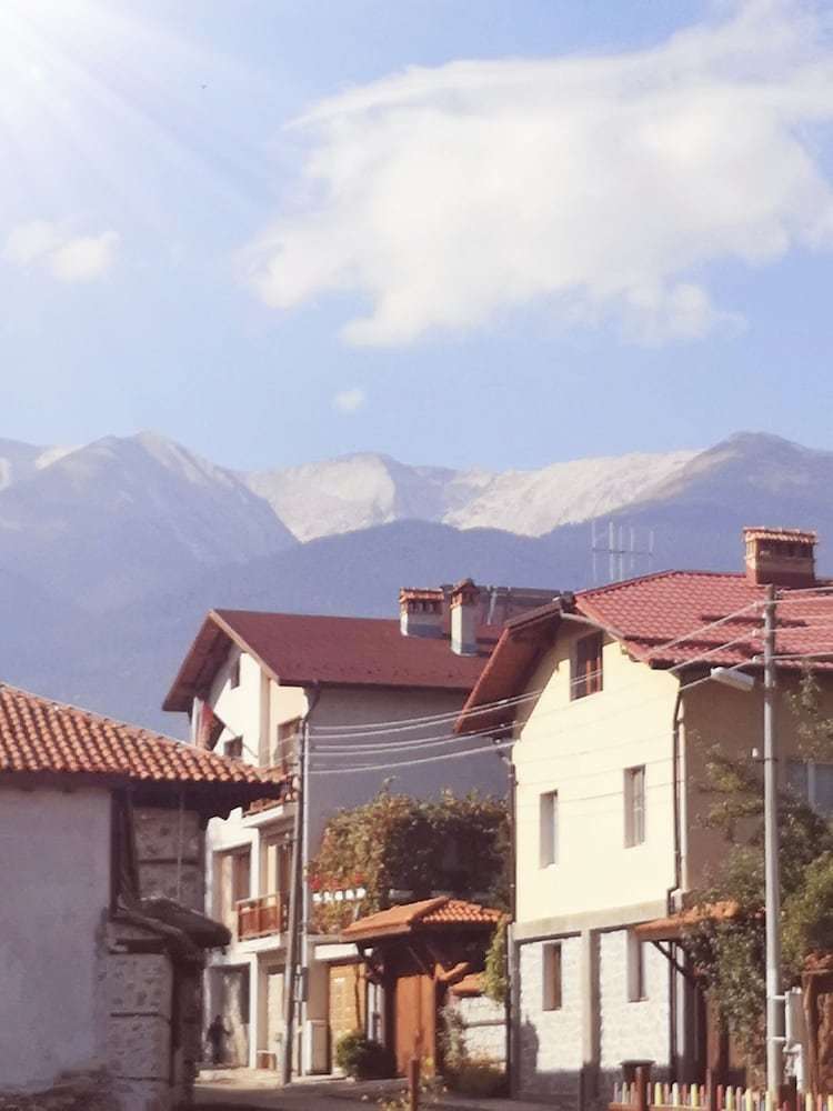 Riskyoff Hotel