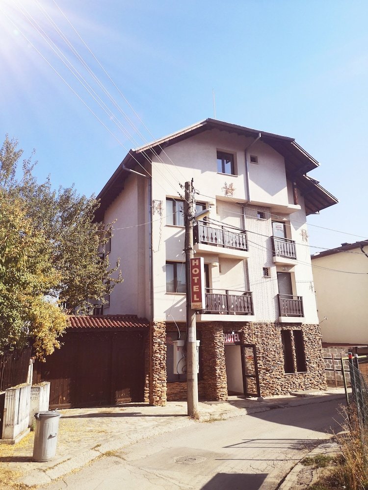 Riskyoff Hotel