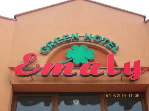 Hotel Emaly Green