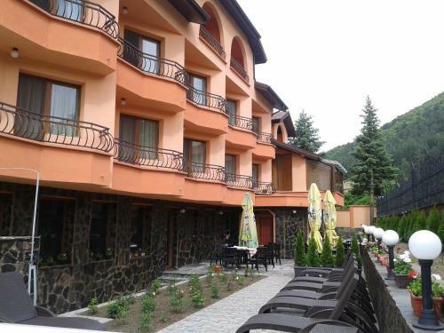 Hotel Emaly Green
