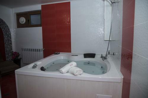 Hotel Emaly Green