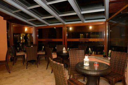 Hotel Emaly Green