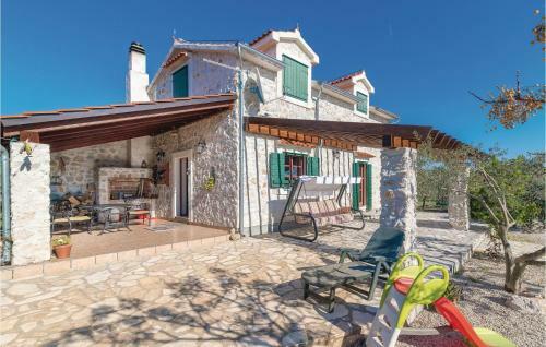 Three-bedroom Holiday Home In Lozovac