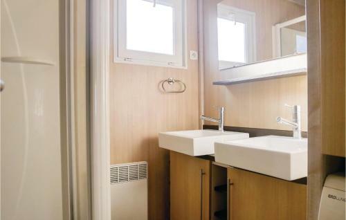 Three-bedroom Holiday Home In Grandcamp Maisy