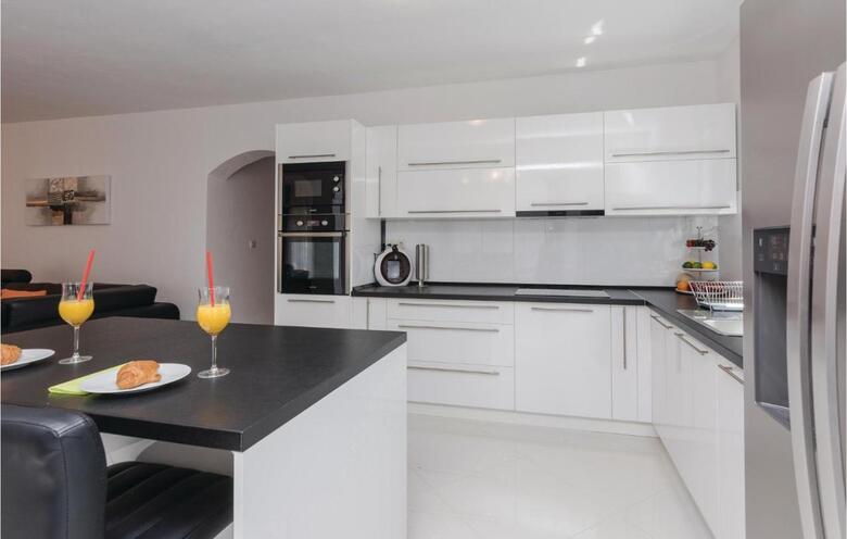 Four-bedroom Holiday Home In Suhovare