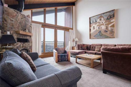 West Condominiums - W3301