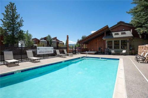 West Condominiums - W3301