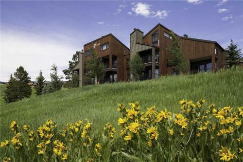 West Condominiums - W3224