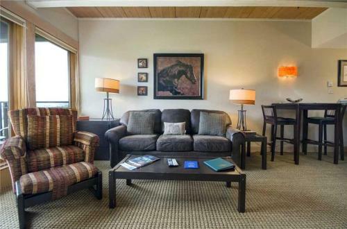 West Condominiums - W3224