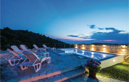 Three-bedroom Holiday Home In Radovcici