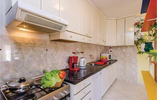 Three-bedroom Holiday Home In Radovcici
