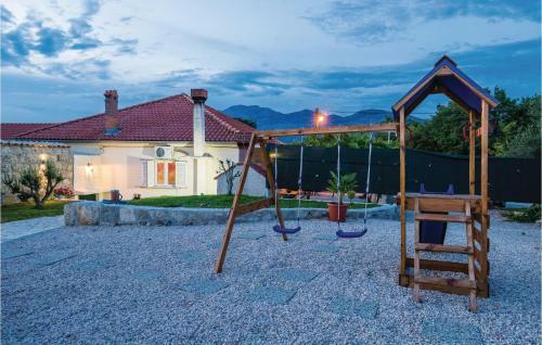 Three-bedroom Holiday Home In Radovcici