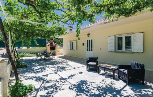 Three-bedroom Holiday Home In Radovcici