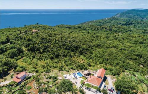 Three-bedroom Holiday Home In Radovcici